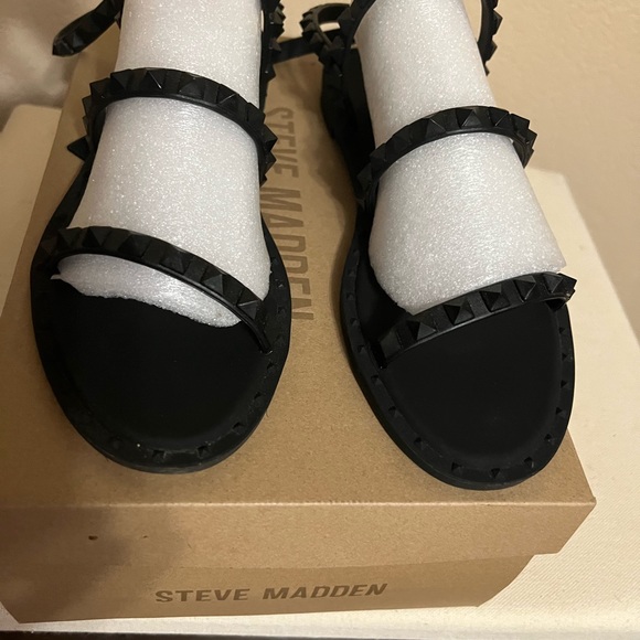 Steve Madden black gladiator sandals. - Picture 3 of 4